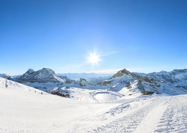Zimní lyžařské středisko v Alpách — Stock fotografie