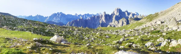 Cestování do krásných Alp v létě — Stock fotografie