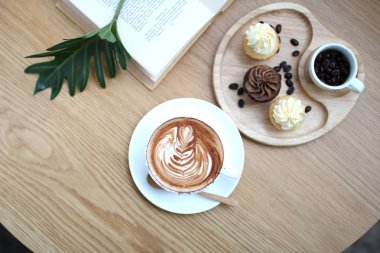 Latte sanatıyla bir fincan kahve.