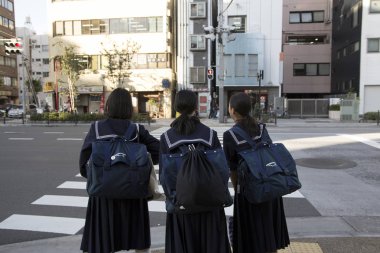 Japon öğrenci kavşak bekliyor 