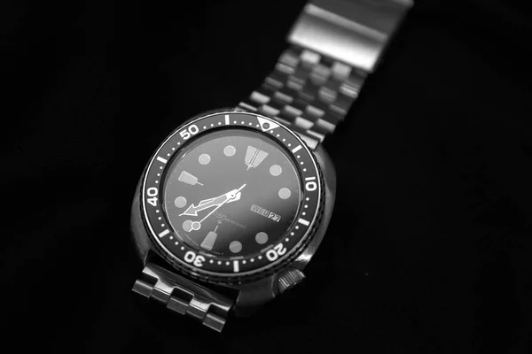 Reloj de pulsera sobre fondo negro —  Fotos de Stock