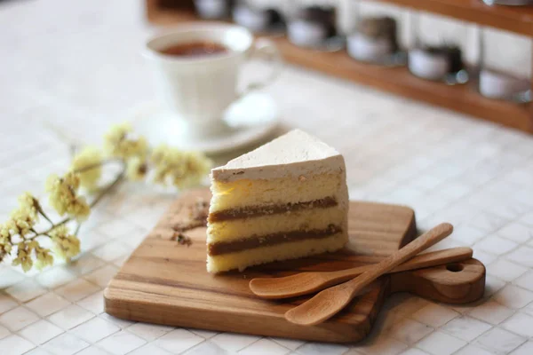 Красивый и вкусный торт и чай Стоковое Фото
