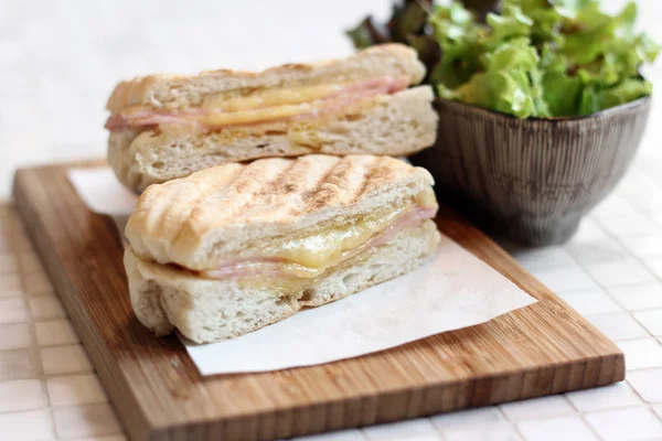 Бутерброды с сыром и ветчиной на столе Стоковая Картинка