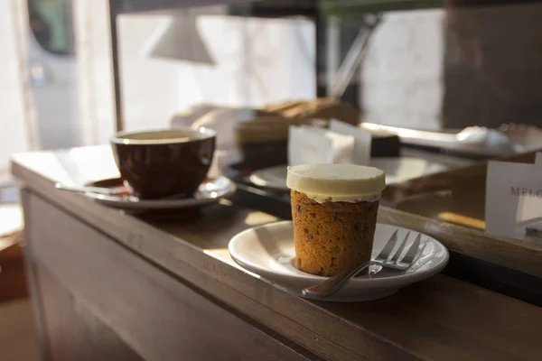 Cup Cake and Espresso в кафе Стоковая Картинка