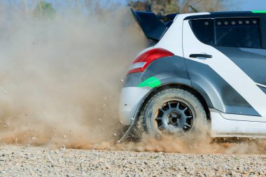 Toprakta, kayalarda ve çamurda koşan araba kameraya sıçrıyor, F2thailandrally şampiyonluğu, yumuşak odaklanma, seçilmiş odak, sığ alan derinliği.