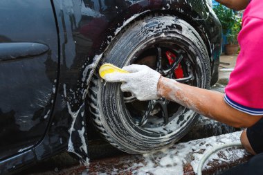 Ellerini kiri, arabaları ve tekerlekleri temizlemek için kullan..