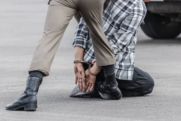Polis Suçlunun Yakalanmasına Yardım Etti Kelepçeleri Taktı — Stok fotoğraf