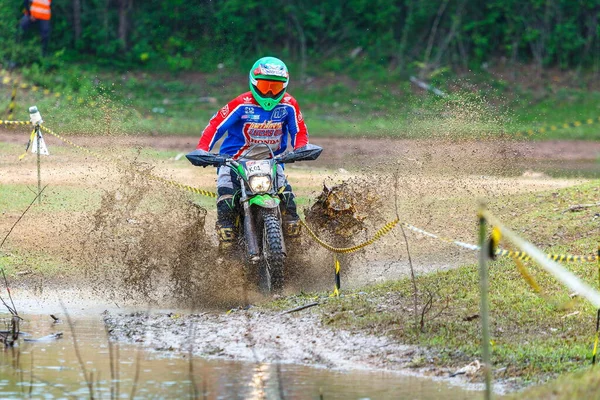 Enduro Çamurun Içinde Yüzüyor Şoför Islak Çamurlu Araziye Çamur Sıçrıyor — Stok fotoğraf