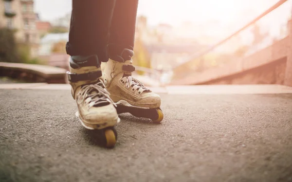 Agressieve rolschaatsen. Paardrijden-rollerskates — Stockfoto