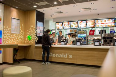 Kyiv, Ukrayna - 2016: McDonalds 'ın içi. Dünyanın en büyük hamburger zinciri fast food restoranlarıdır.