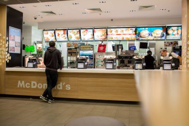 Kyiv, Ukrayna - 2016: McDonalds 'ın içi. Dünyanın en büyük hamburger zinciri fast food restoranlarıdır.