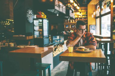 Adam hiç iştahı restoran vardır..