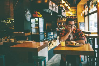 Adam hiç iştahı restoran vardır..