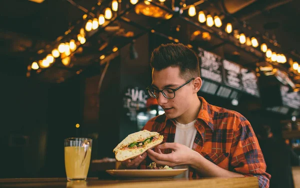 식당에서 먹는 맛 있는 음식을 즐기는 남자 — 스톡 사진