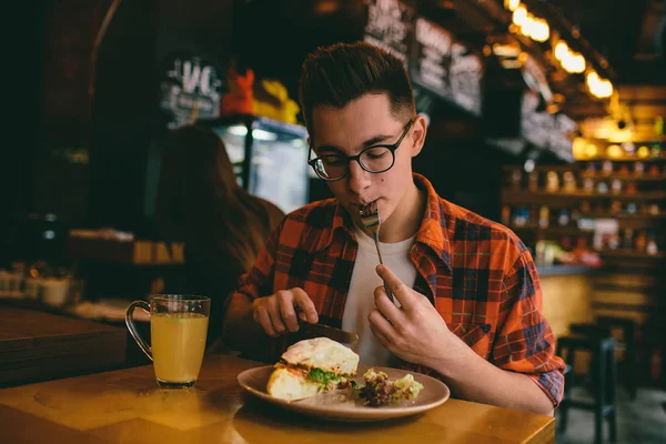Человек ест в ресторане и наслаждается вкусной едой — стоковое фото