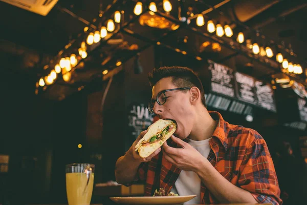 Mann isst in Restaurant und genießt leckeres Essen — Stockfoto