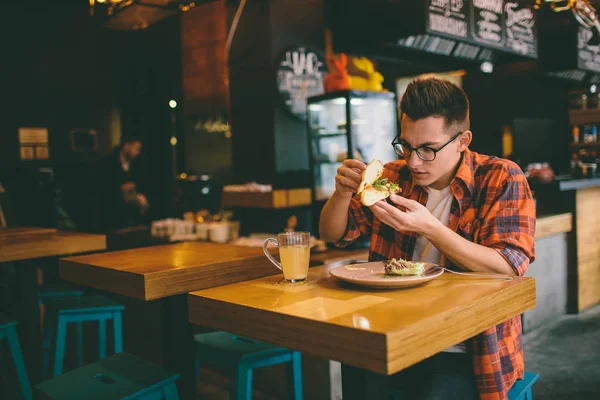 Mann isst in Restaurant und genießt leckeres Essen — Stockfoto