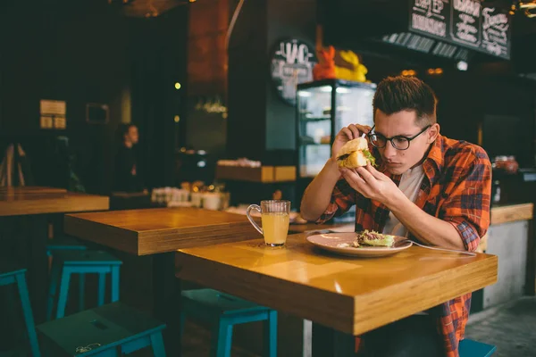 Man eten in een restaurant en genieten van heerlijk eten — Stockfoto