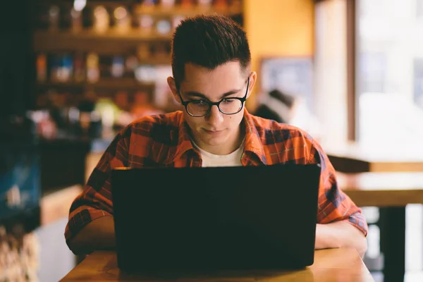 Happy casual man using laptop computer — Stock Photo, Image