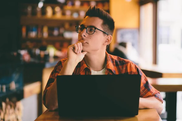 Happy casual man using laptop computer — Stock Photo, Image