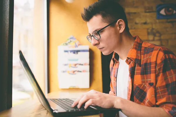 Happy casual man using laptop computer in cafe. — Stock Photo, Image