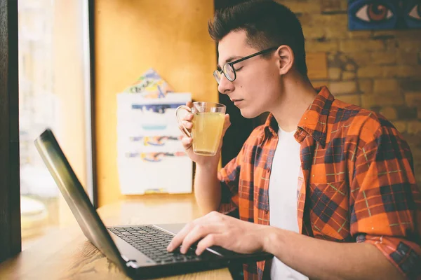 Happy casual man using laptop computer in cafe. — Stock Photo, Image