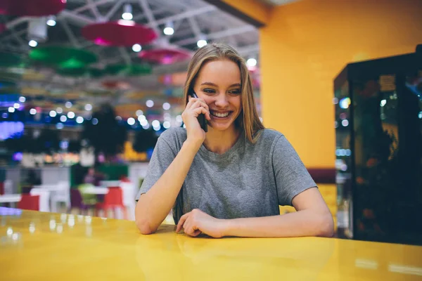 Dívka textování na chytrý telefon v restauraci terasa s nesoustředěným zázemím — Stock fotografie