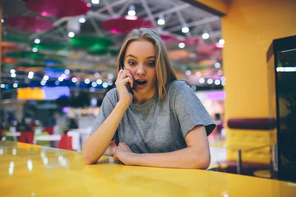 Mädchen, die auf einer Restaurantterrasse mit unkonzentriertem Hintergrund auf dem Smartphone SMS schreiben — Stockfoto