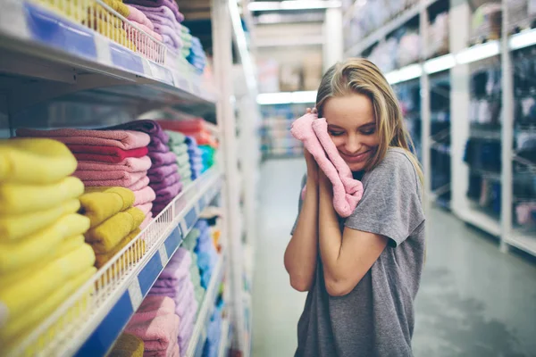 Krásná žena prohlížení a nákup ručníky v supermarketu — Stock fotografie