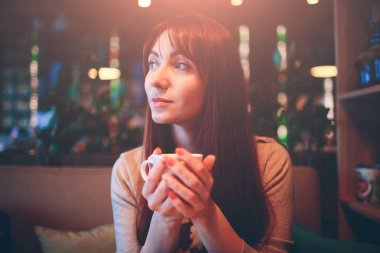 Sıcak bir fincan çay kadın elleri olan. güzel kadın Kupası restaurnt üzerinde kahve. Kızıl saçlı kız