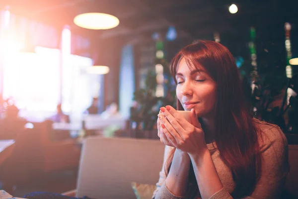 Horký hrnek čaje žena rukama. Krásné ženské šálek kávy na restaurace. Zrzavé vlasy holka — Stock fotografie