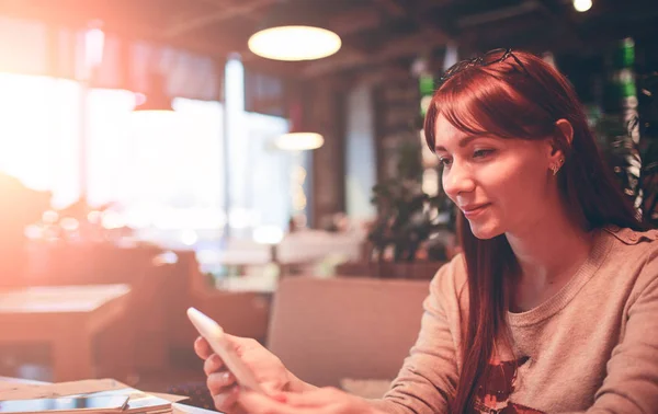 Frau benutzt Mobiltelefon in Restaurant, Café, Bar — Stockfoto