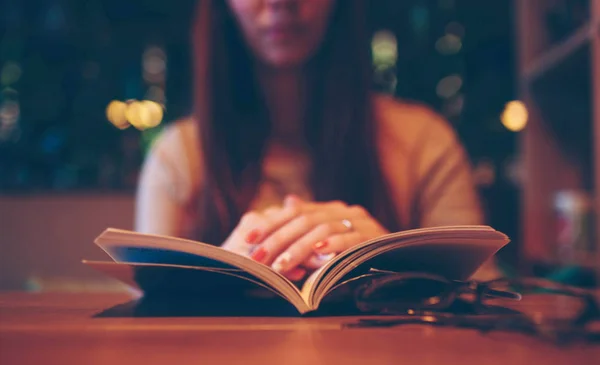 Donna che legge un libro in un caffè — Foto Stock