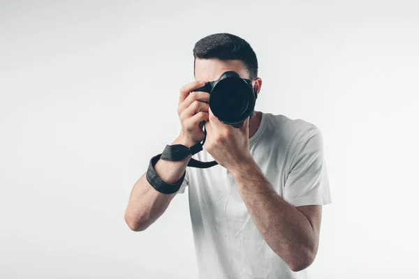 Концепция путешествий, технологий и образа жизни: молодой бородатый фотограф, делающий снимки с помощью цифровой камеры . — стоковое фото