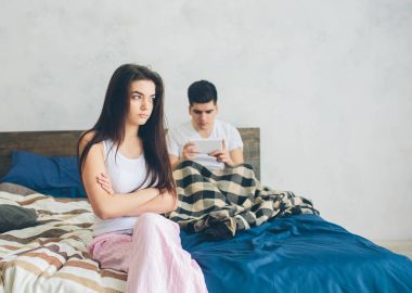 Aile kavgası. Adam ve kız şiddetli bir şekilde tartıştılar. Adamın akıllı telefona bağımlılığı var.