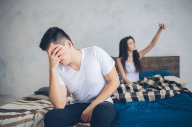 Aile kavgası. Adam ve Wo, çok şiddetli bir şekilde tartıştılar. Kadınların akıllı telefonlara bağımlılığı var.