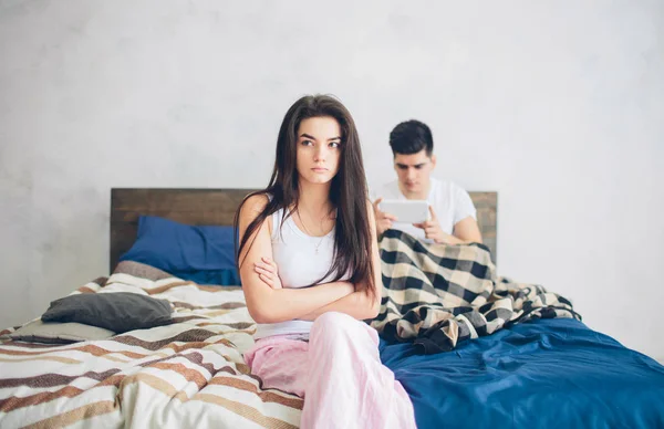 Family quarrel. The guy and the girl have strongly quarreled. The guy has a dependence on the smartphone — Stock Photo, Image