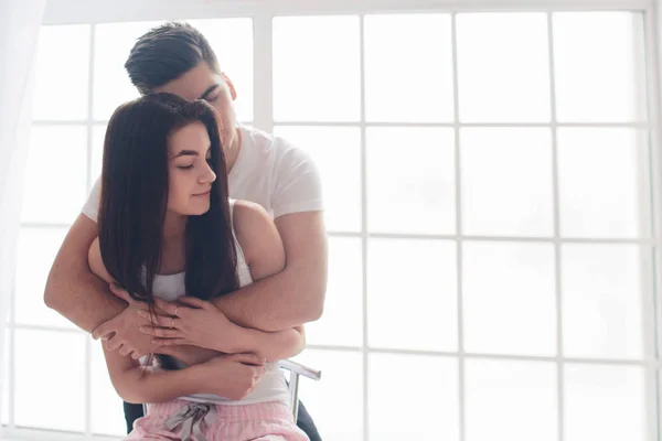 Um casal apaixonado senta-se em um fundo leve. Compreensão mútua, amor e apoio. Somos felizes juntos. . — Fotografia de Stock