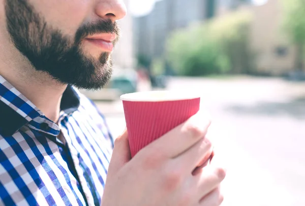 Ein bärtiger Mann genießt einen morgendlichen Kaffee auf der Straße — Stockfoto