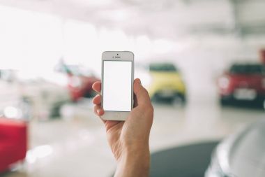 telefon beyaz ekran kullanarak ele. Araba satış, pazar yeri. Otomobil showroom