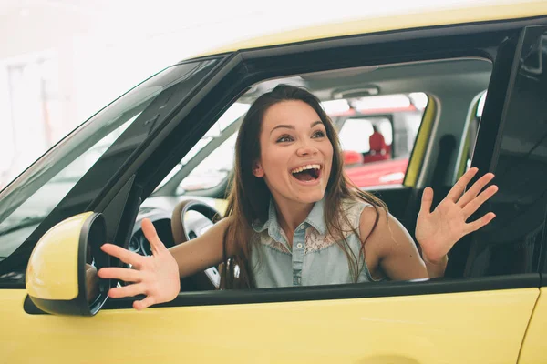 Närbild porträtt lycklig, leende, ung attraktiv kvinna, köparen som sitter i sin nya bil isolerade utanför återförsäljare, generalagenten hel office. Personlig transport, Köp AUTOCONCEPT — Stockfoto