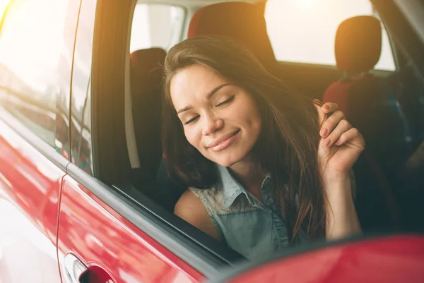 Närbild porträtt lycklig, leende, ung attraktiv kvinna, köparen som sitter i sin nya bil isolerade utanför återförsäljare, generalagenten hel office. Personlig transport, Köp AUTOCONCEPT — Stockfoto