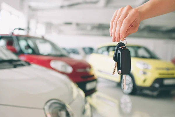 Pasando las llaves del coche. Recortado primer plano de un concesionario de automóviles que sostiene las llaves del coche a la cámara copyspace concesionario de automóviles gerente de salón vendedor venta de compra dando propietario profesión compra concepto de vehículo . — Foto de Stock