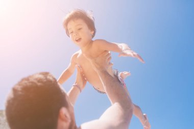 Mutlu baba ve tatlı küçük kızı, birlikte oynamaya gün batımında plaj. Mutlu eğlence gülümseyen yaşam tarzı