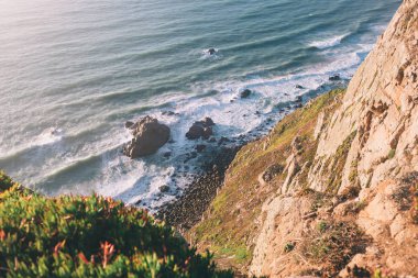 Cabo da Roca yılında deniz feneri. Kayalıklarla ve kayalar bir güzel yaz günü, Portekiz Sintra'Atlantik Okyanusu kıyısında
