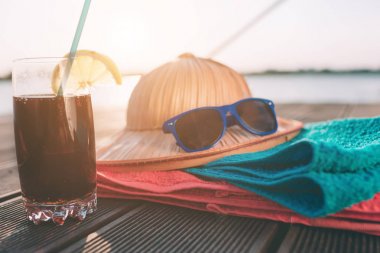 Yaz portakal suyu ve havlu