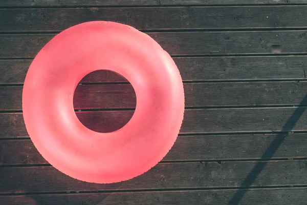 Begreppet lyxsemester. Simma ring på bakgrunden — Stockfoto