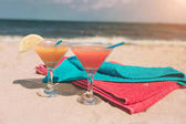 Letní koncept: čerstvé exotické koktejly na pláži