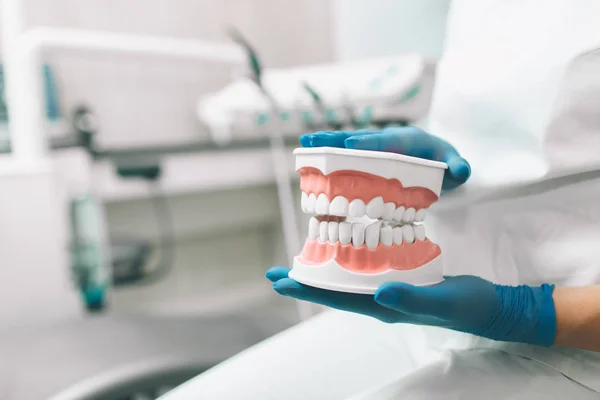 Retrato de dentista mujer. Ella de pie en su consultorio del dentista. — Foto de Stock