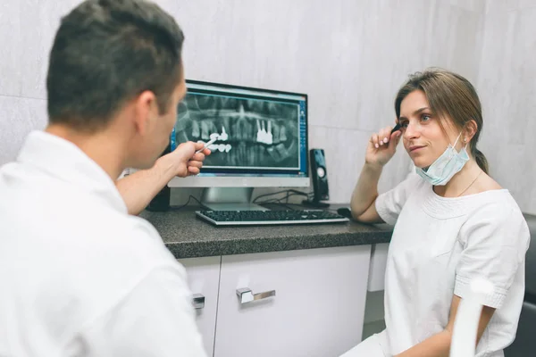 Deux dentistes concentrés regardant la radiographie sur ordinateur — Photo